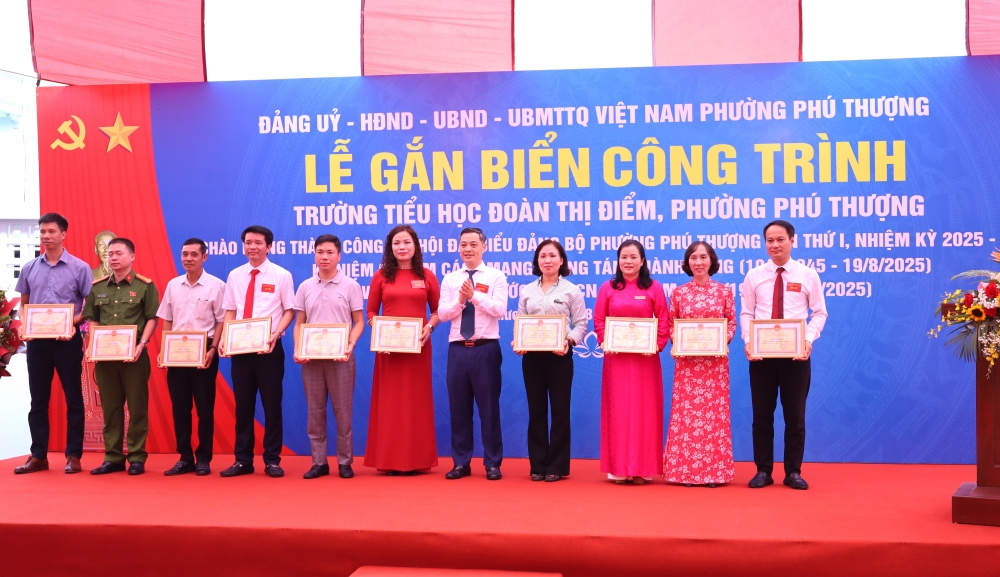 Lãnh đạo phường khen thưởng các tập thể, cá nhân có thành tích trong xây dựng công trình