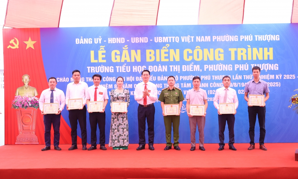 Phú Thượng: Gắn biển công trình Trường TH Đoàn Thị Điểm