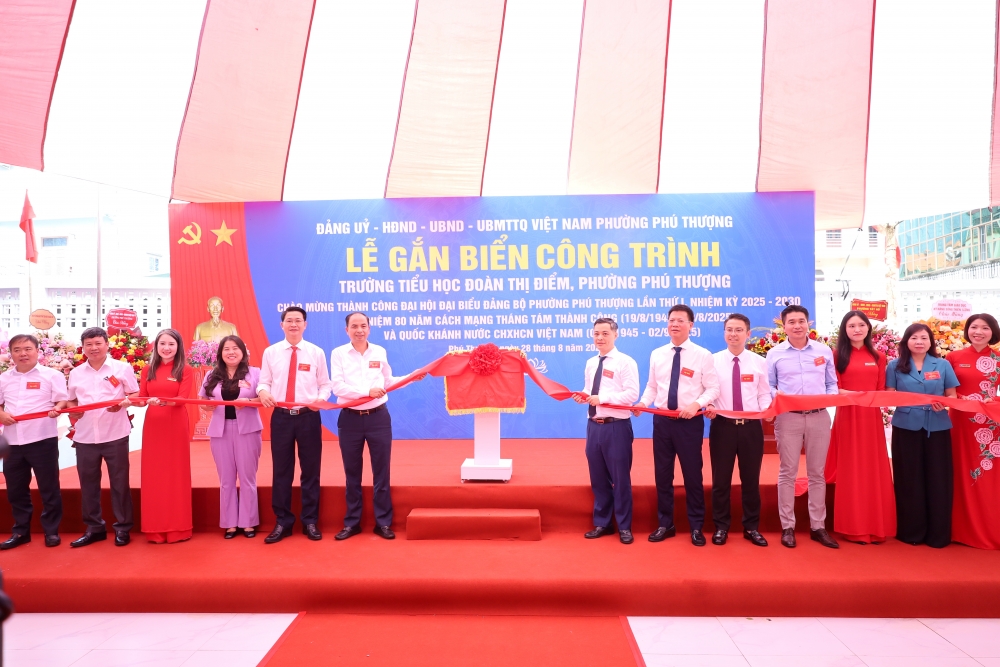 Các đại biểu thực hiện nghi thức gắn biển công trình