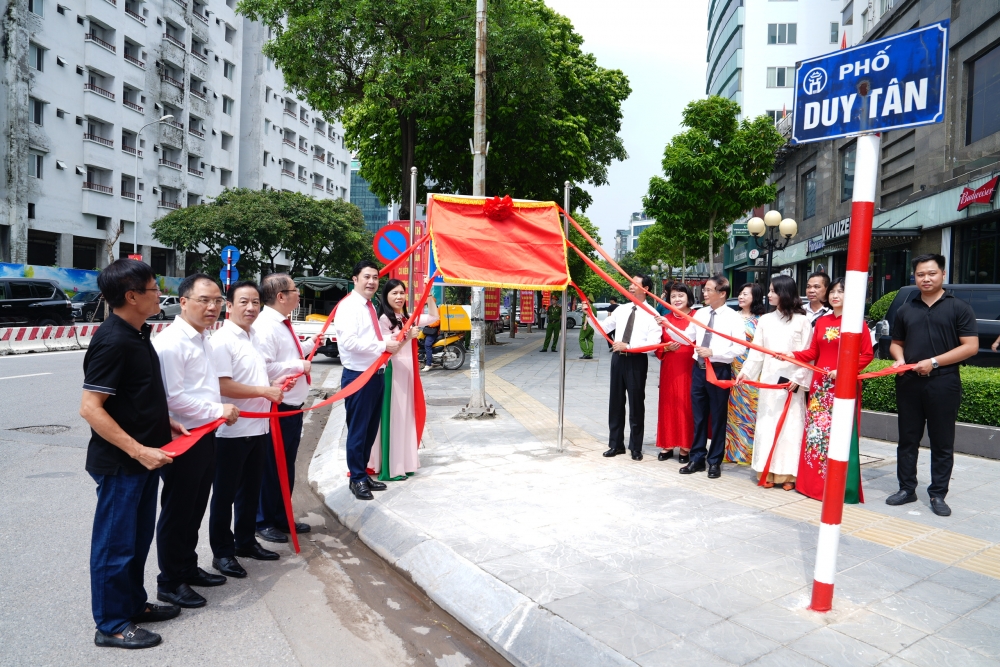 Các đại biểu thực hiện nghi thức gắn biển