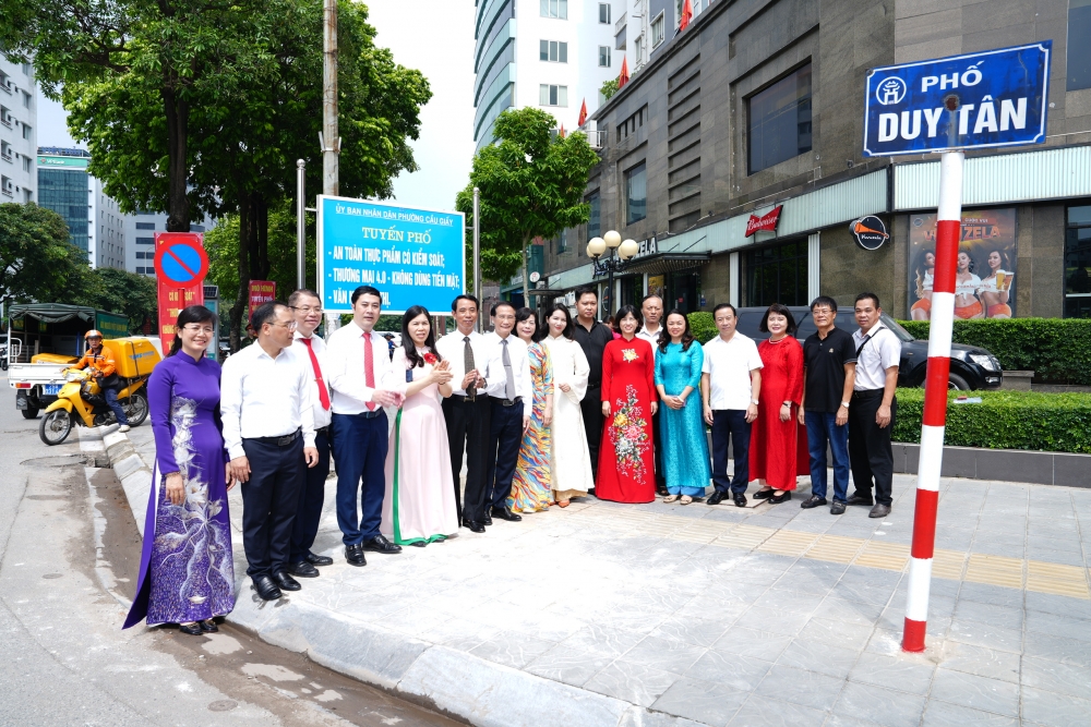 Các đại biểu chụp ảnh lưu niệm tại khu vực gắn biển