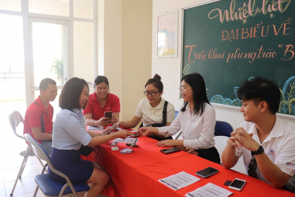 Người dân đến tham dự hội nghị được tặng 1 sim 5G. Ảnh: Phong Thu