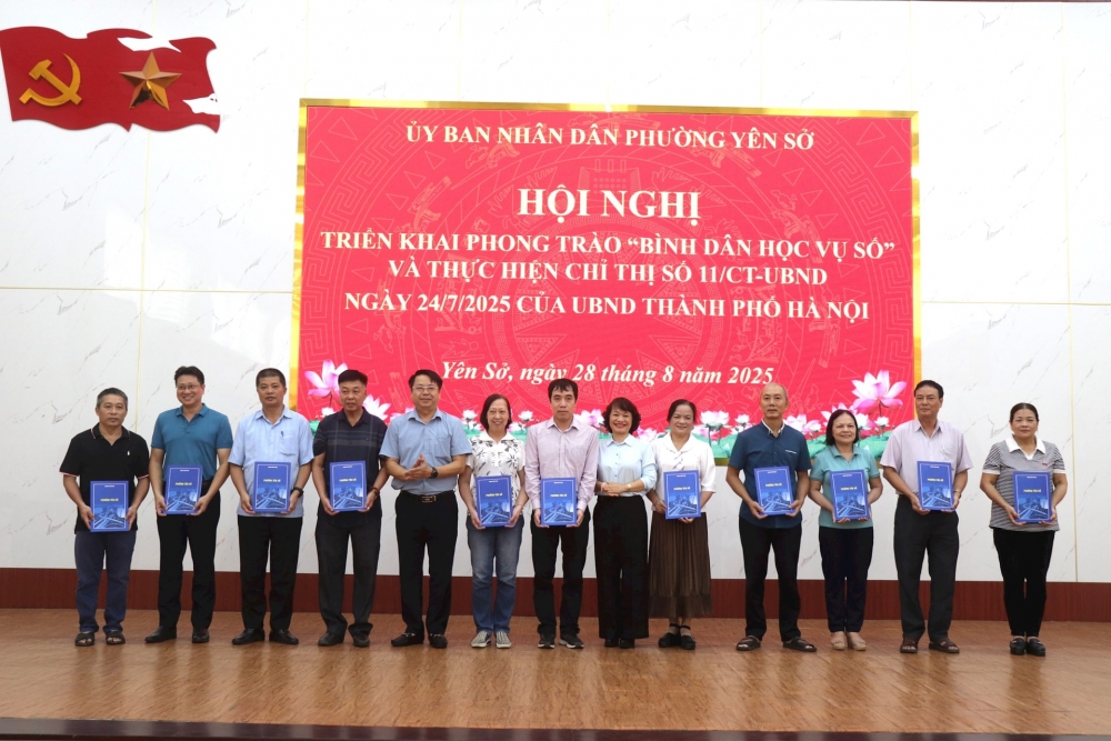 Lãnh đạo phường Yên Sở trao Quyết định cho các Tổ Chuyển đổi số cộng đồng. Ảnh: Phong Thu