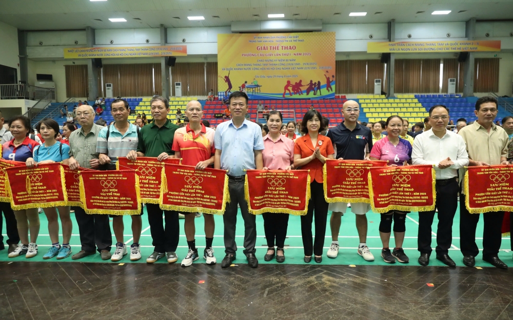 Lãnh đạo phường Cầu Giấy trao cờ lưu niệm cho các đội tham gia