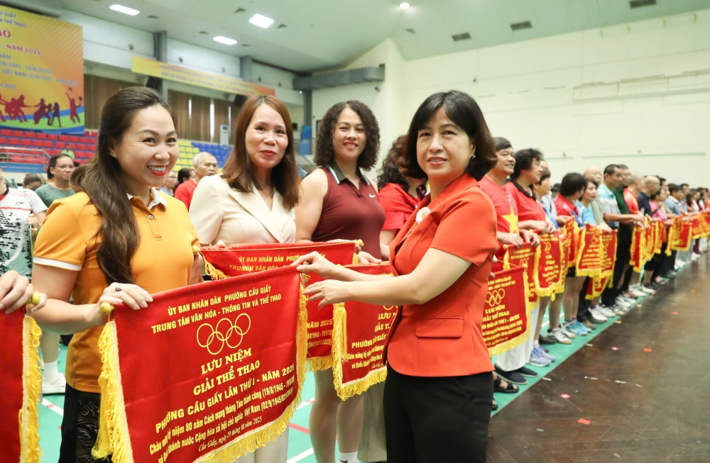 Bà Nguyễn Thị Thu Hà, Phó Chủ tịch UBND phường Cầu Giấy trao cờ cho các đội tham dự