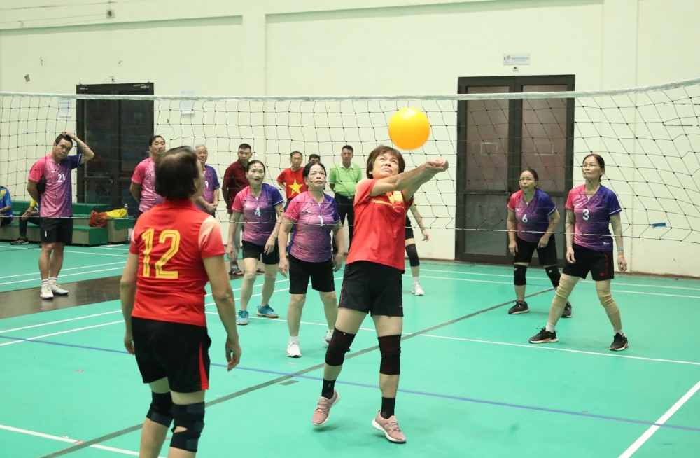 Pha lên bóng của vận động viên bóng chuyền hơi 