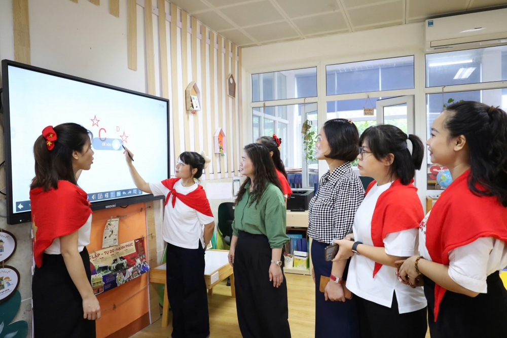 Giáo viên tương tác màn hình thông minh để chuẩn bị cho năm học mới ở Trường Tiểu học Tương Mai