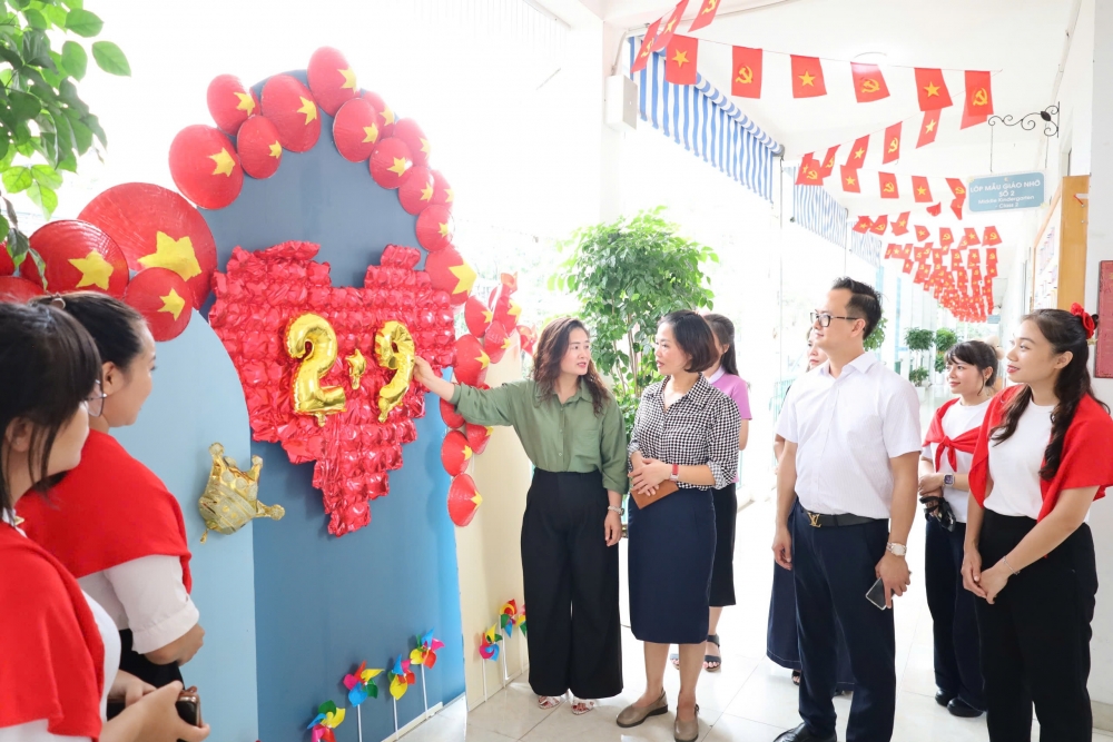 Chủ tịch UBND phường Tương Mai cùng đoàn công tác kiểm tra công tác chuẩn bị năm học mới ở Trường Tiểu học Tương Mai