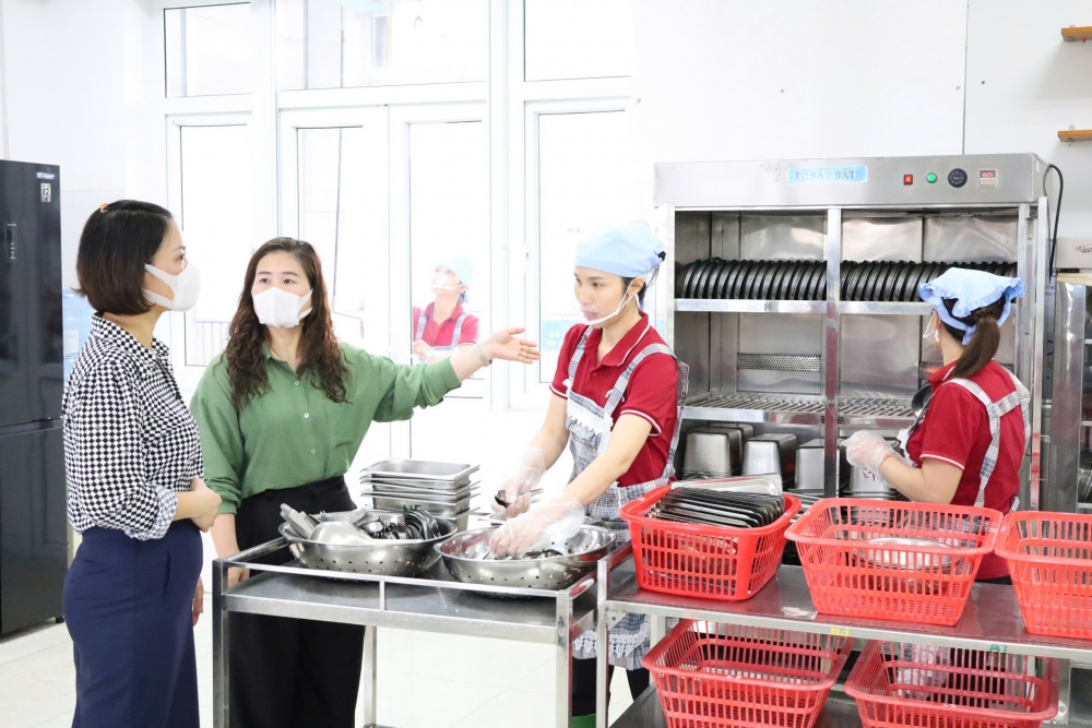 Bếp ăn chuẩn 1 chiều được kiểm tra trước năm học mới