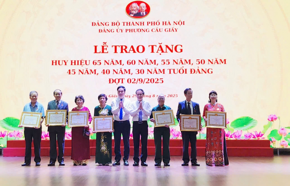 Phường Cầu Giấy, 154 đảng viên được nhân Huy hiệu Đảng dịp 2/9