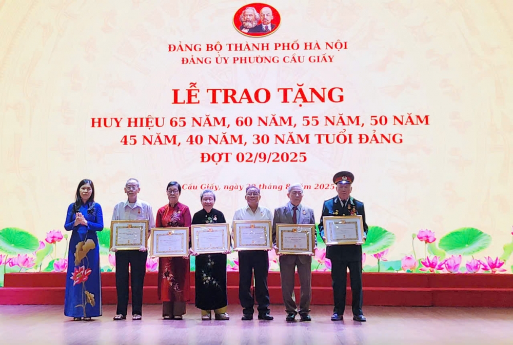 54 đảng viên phường Cầu Giấy được trao Huy hiệu Đảng dịp 2/9
