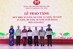 54 đảng viên phường Cầu Giấy được trao Huy hiệu Đảng dịp 2/9