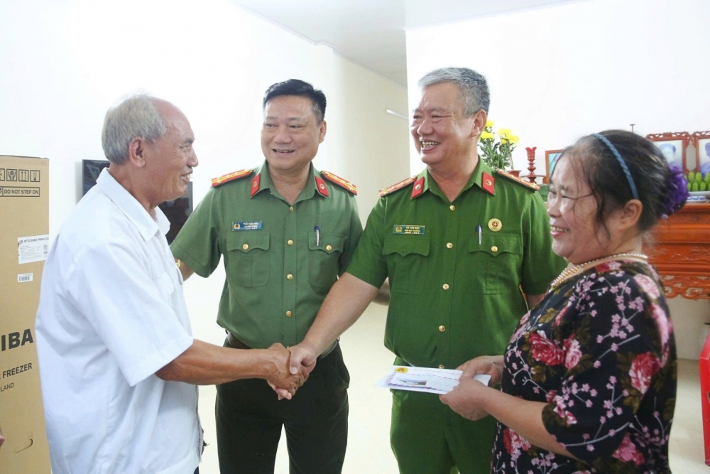 Công an Hà Nội bàn giao nhà cho hội viên Hội Cựu CAND