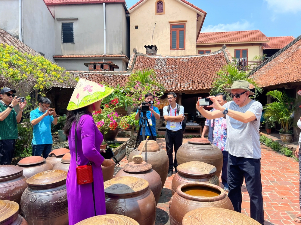 Phóng viên quốc tế quảng bá Làng cổ Đường Lâm