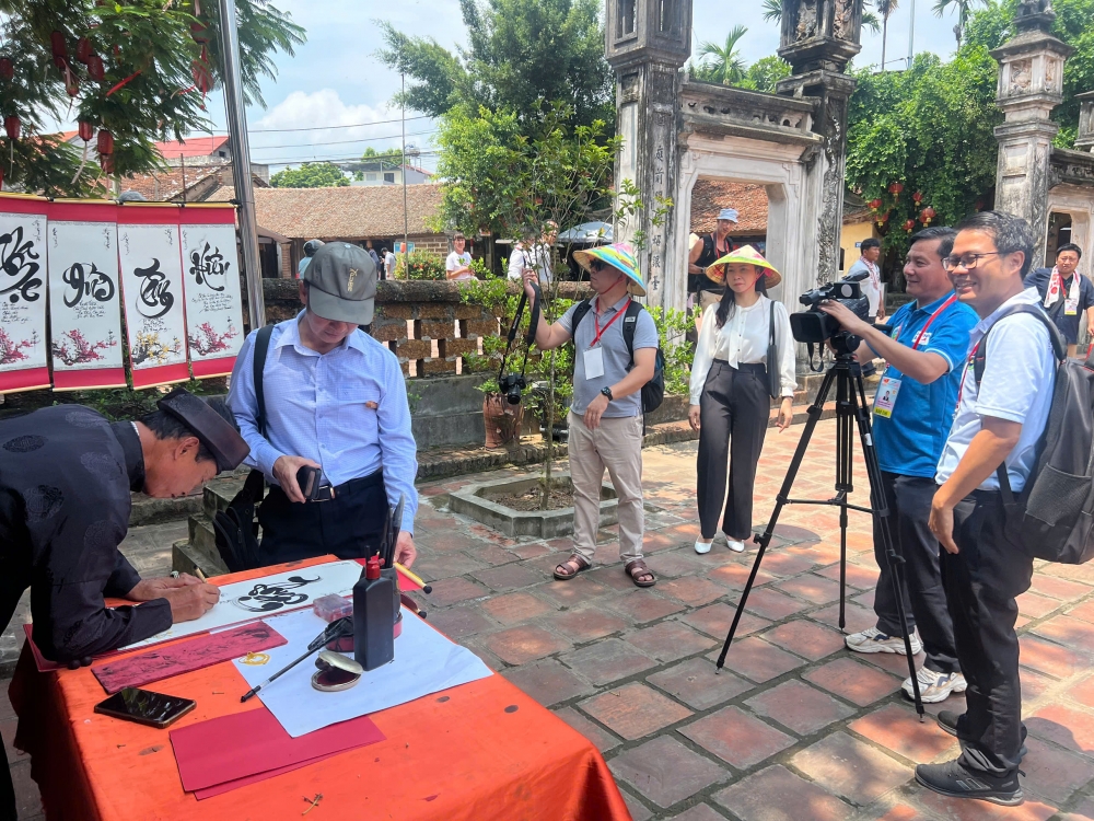 Phóng viên quốc tế quảng bá Làng cổ Đường Lâm