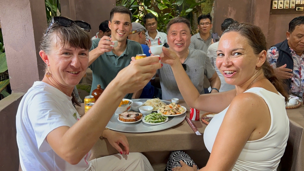 Phóng viên quốc tế quảng bá Làng cổ Đường Lâm