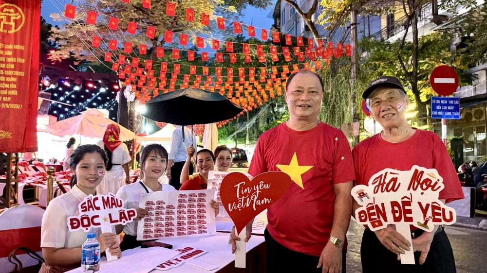 Du khách thích thú tham gia “Sắc đỏ Ba Đình”