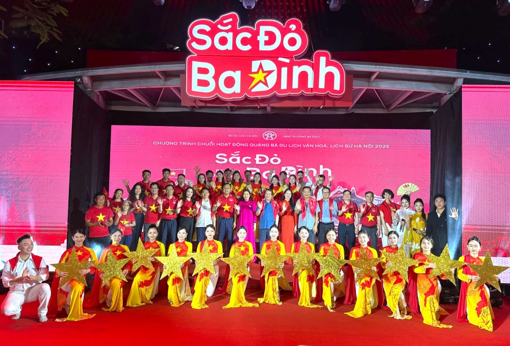 Các đại biểu lưu lại khoảnh khắc khai mạc chương trình Sắc đỏ Ba Đình