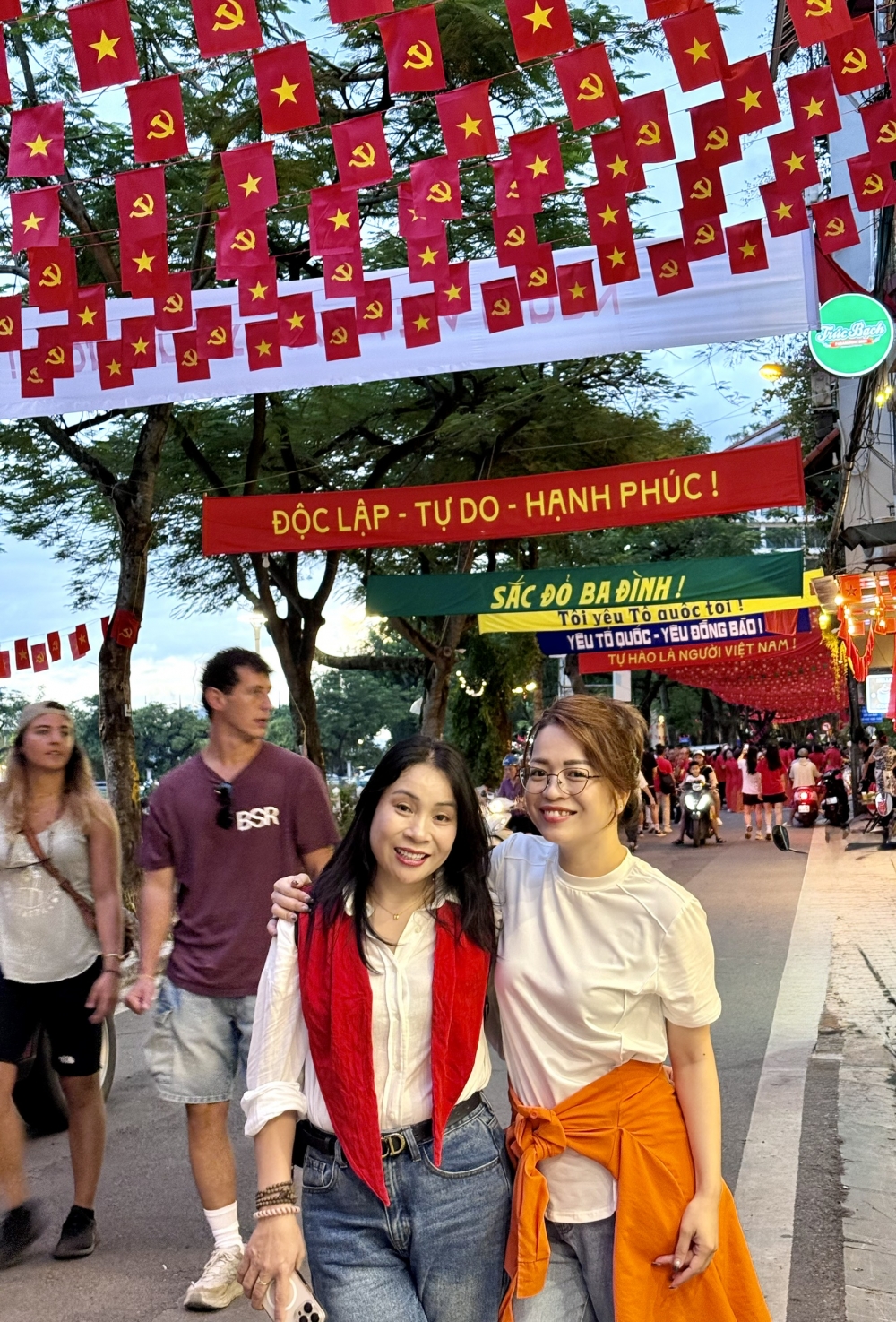 Chị Hoài hào hứng lưu lại khoảnh khắc trên đường cờ đỏ