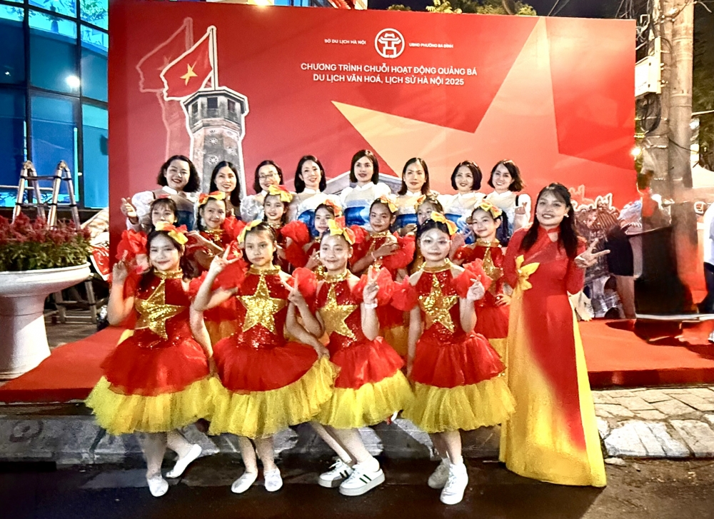 Cô trò Trường Tiểu học Phan Chu Trinh lưu lại khoảnh khắc đáng nhớ