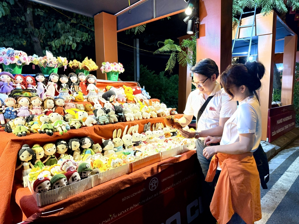 Người dân có thể tham gia các gian hàng và mua sắm nhiều sản phẩm quà tặng