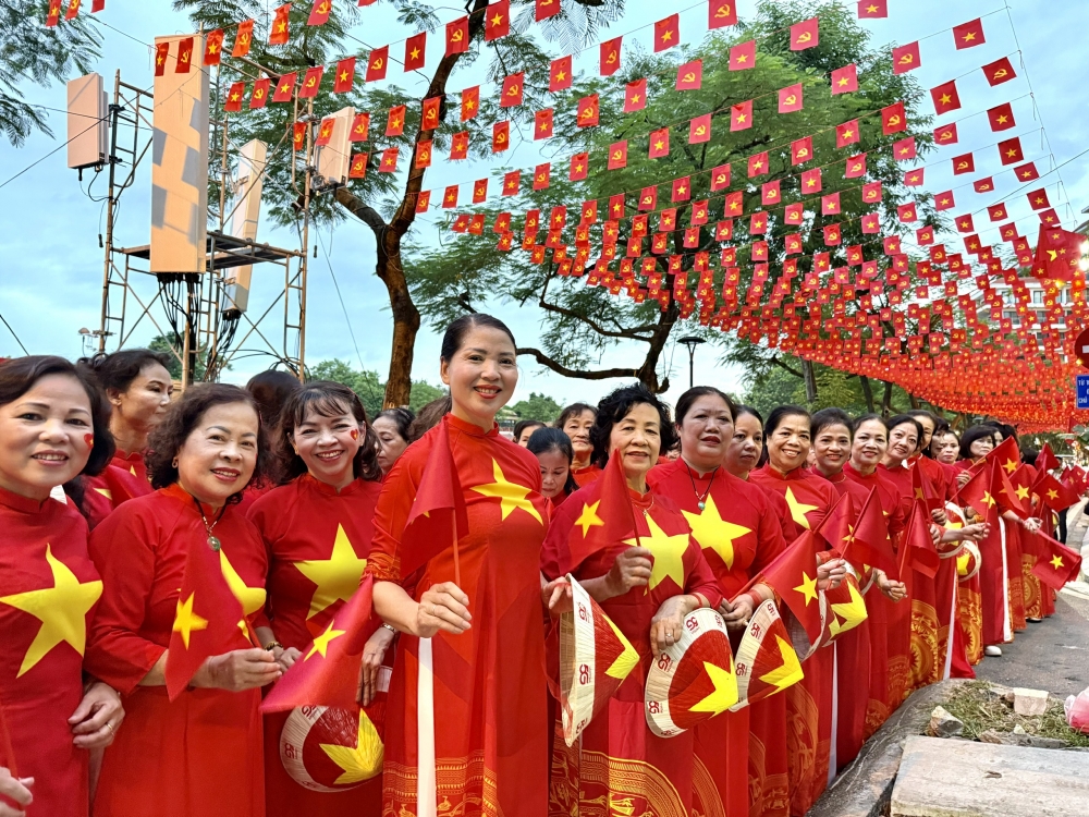 Trước lễ khai mạc, diễn ra hoạt động đi bộ ở đường cờ 