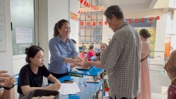 Người dân Tương Mai phấn khởi nhận tiền quà 2/9