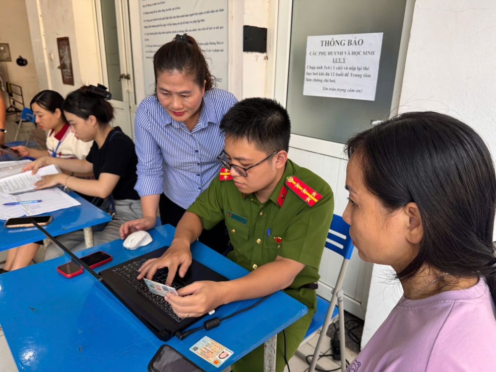 Người dân Tương Mai phấn khởi nhận tiền quà 2/9