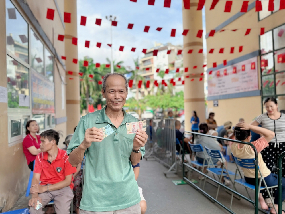 Người dân Tương Mai phấn khởi nhận tiền quà 2/9