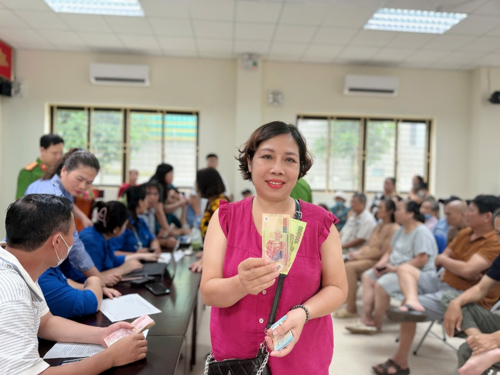 Người dân Tương Mai phấn khởi nhận tiền quà 2/9