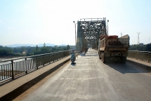 Phú Thọ: Sắp cấm các phương tiện trọng tải từ 18 tấn trở lên qua cầu Phong Châu