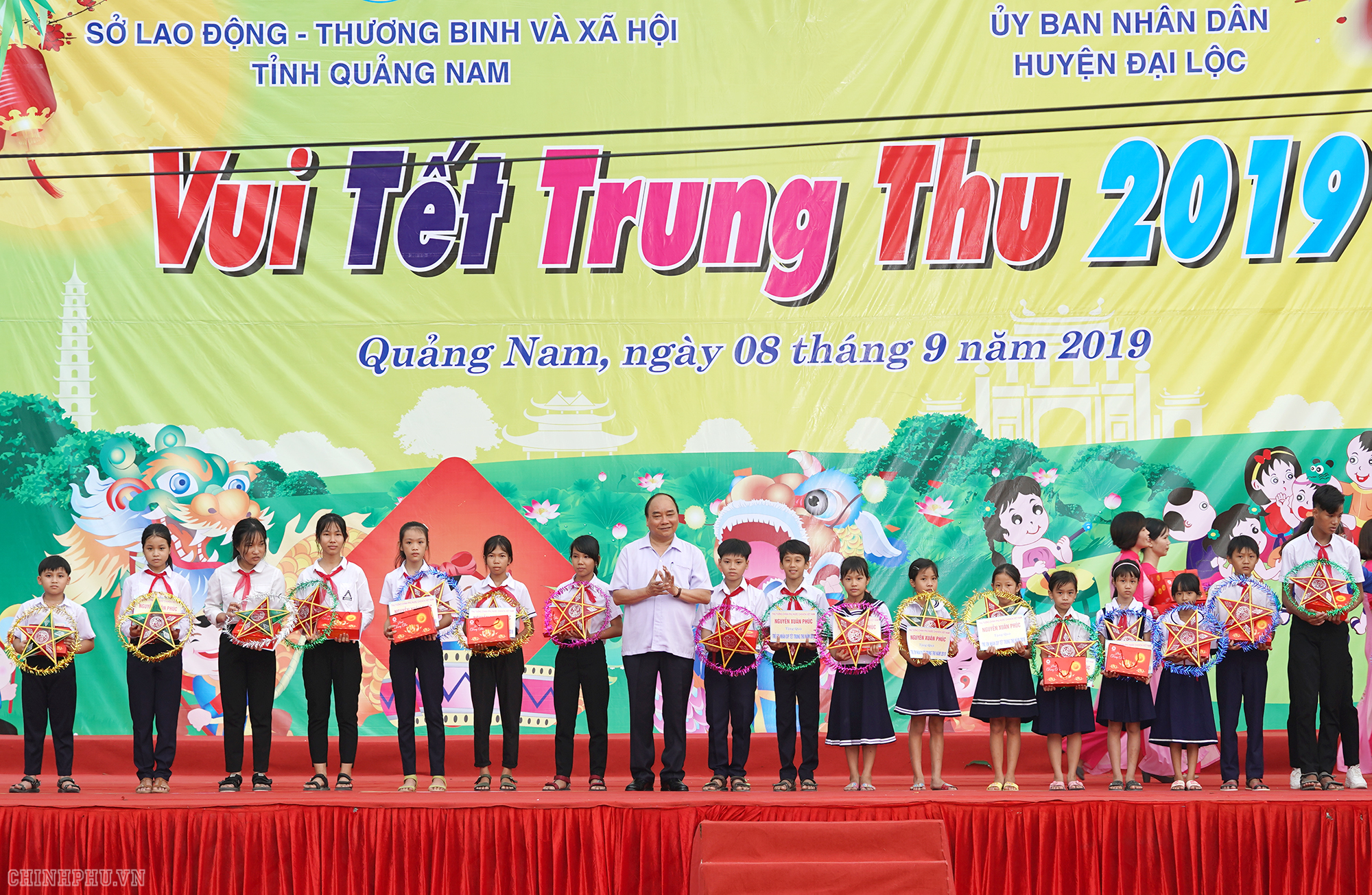 Thủ tướng tặng quà Trung thu cho trẻ em nghèo