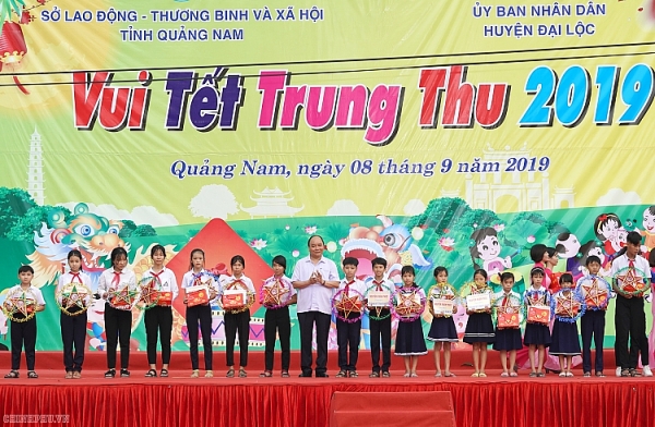 thu tuong tang qua trung thu cho tre em ngheo