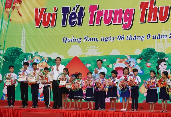 thu tuong tang qua trung thu cho tre em ngheo