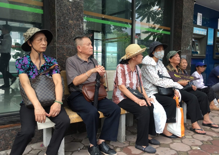 Thay vì thẻ xe, người cao tuổi chỉ cần chứng minh thư để đi xe buýt miễn phí