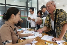 Kéo dài thời gian cấp thẻ xe buýt miễn phí đến 31/10