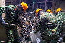 Cảnh quân đội tẩy độc hiện trường vụ cháy Rạng Đông