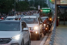 Phải tước bớt quyền ưu tiên của xe máy, ôtô