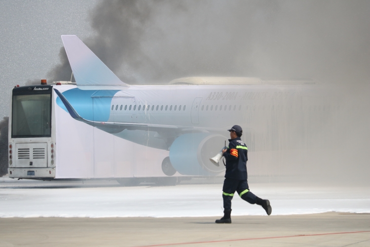 Cứu nạn khi máy bay gặp sự cố phải hạ cánh khẩn cấp