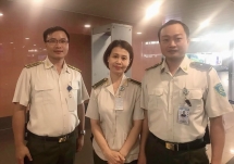 Hành khách nhận lại gần 50 triệu đồng và giấy tờ quan trọng bỏ quên ở sân bay Nội Bài