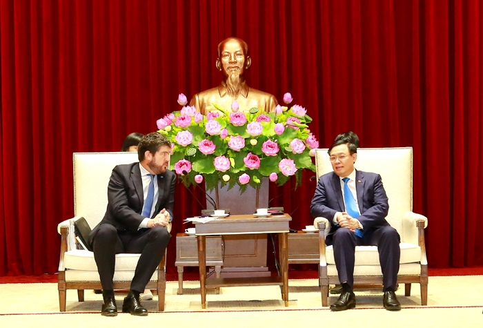 Bí thư Thành ủy Hà Nội Vương Đình Huệ tiếp ông Michael Croft, Trưởng đại diện Tổ chức UNESCO tại Việt Nam.