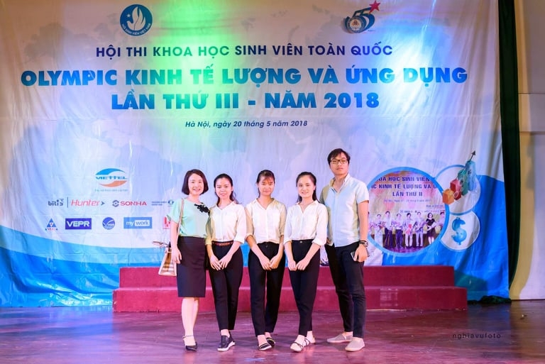 Sinh viên Thu Hồng (Thứ 2 bên phải) tại Hội thi Khoa học sinh viên toàn quốc