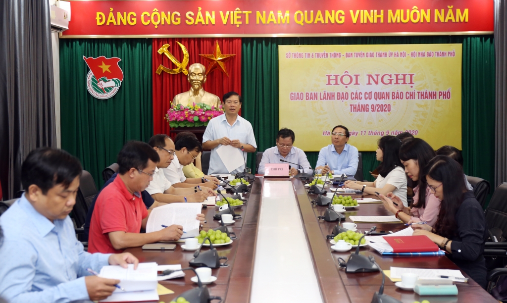 Phó Trưởng ban Tuyên giáo Thành ủy Phạm Thanh Học phát biểu tại hội nghị giao ban báo chí