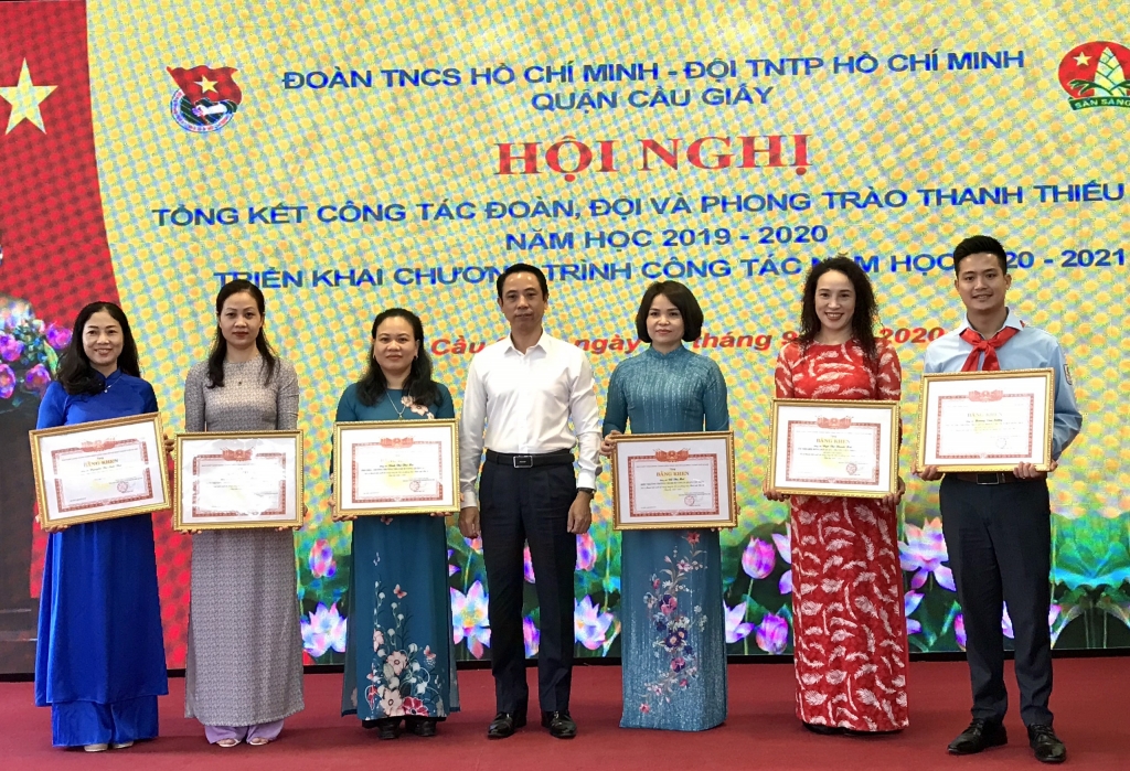 Các tập thể, cá nhân xuất sắc được tuyên dương khen thưởng tại chương trình