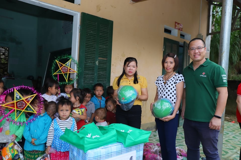 Những phần quà được nhóm chia sẻ yêu thương mang tới cho các em học sinh