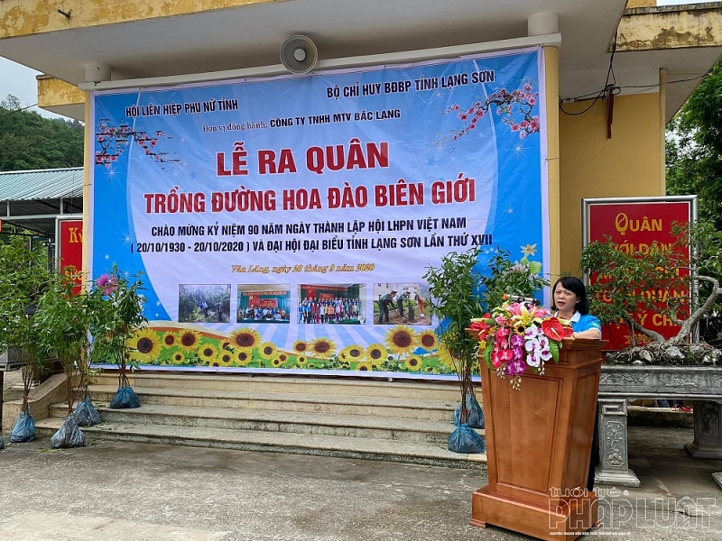Bà Nông Thanh Hải, Chủ tịch Hội LHPN tỉnh Lạng Sơn phát động lễ ra quân trồng đường hoa Đào biên giới tại huyện biên giới Văn Lãng ngày 23/9/2020