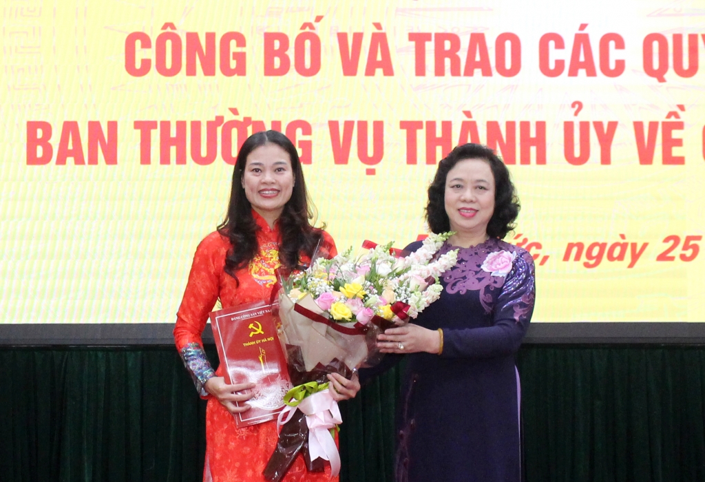 Phó Bí thư Thường trực Thành ủy Ngô Thị Thanh Hằng trao quyết định và tặng hoa cho đồng chí Bạch Liên Hương