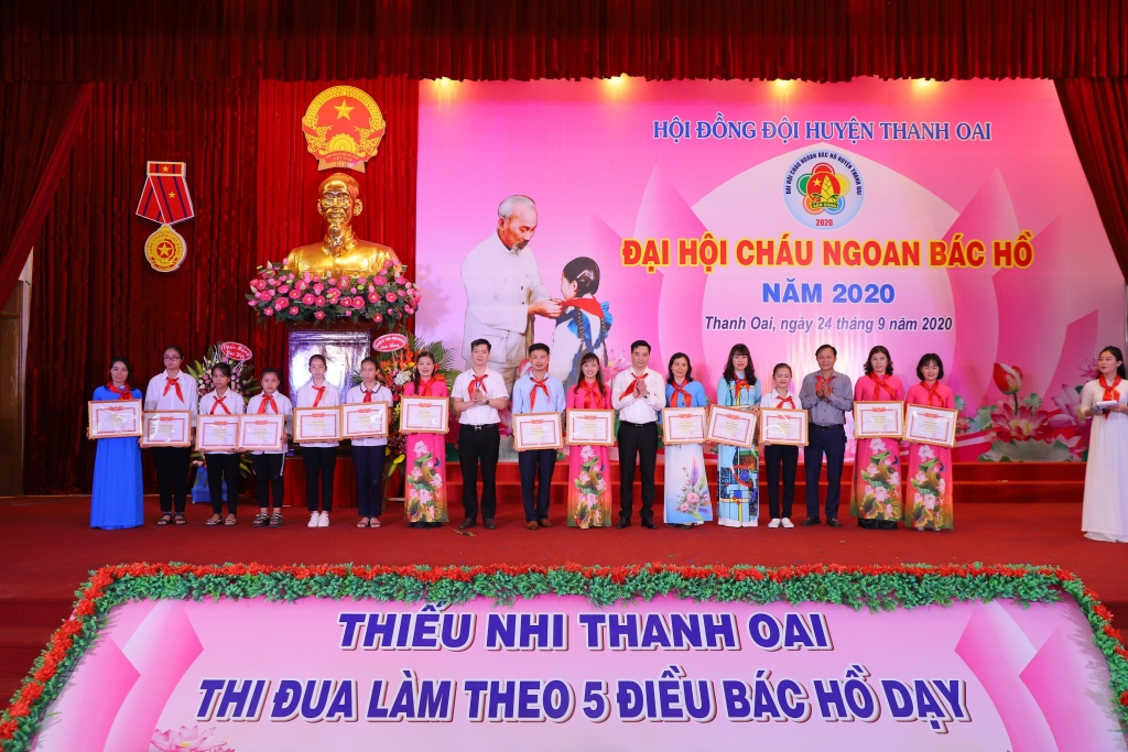 Đại hội khen thưởng các cá nhân, tập thể có thành tích xuất sắc trong 5 năm qua