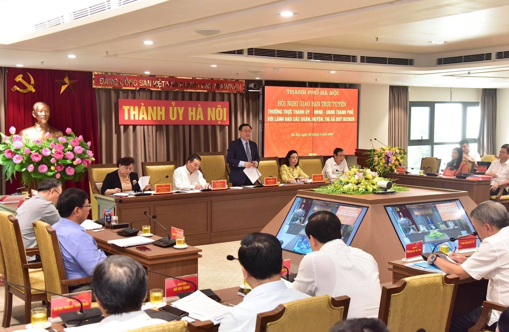 Bí thư Thành ủy Vương Đình Huệ phát biểu tại Hội nghị giao ban trực tuyến với các quận, huyện