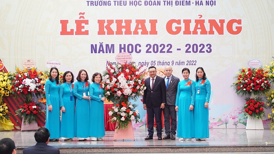 Chủ tịch UBND TP Hà Nội tặng hoa chúc mừng thầy cô Trường Tiểu học Đoàn Thị Điểm